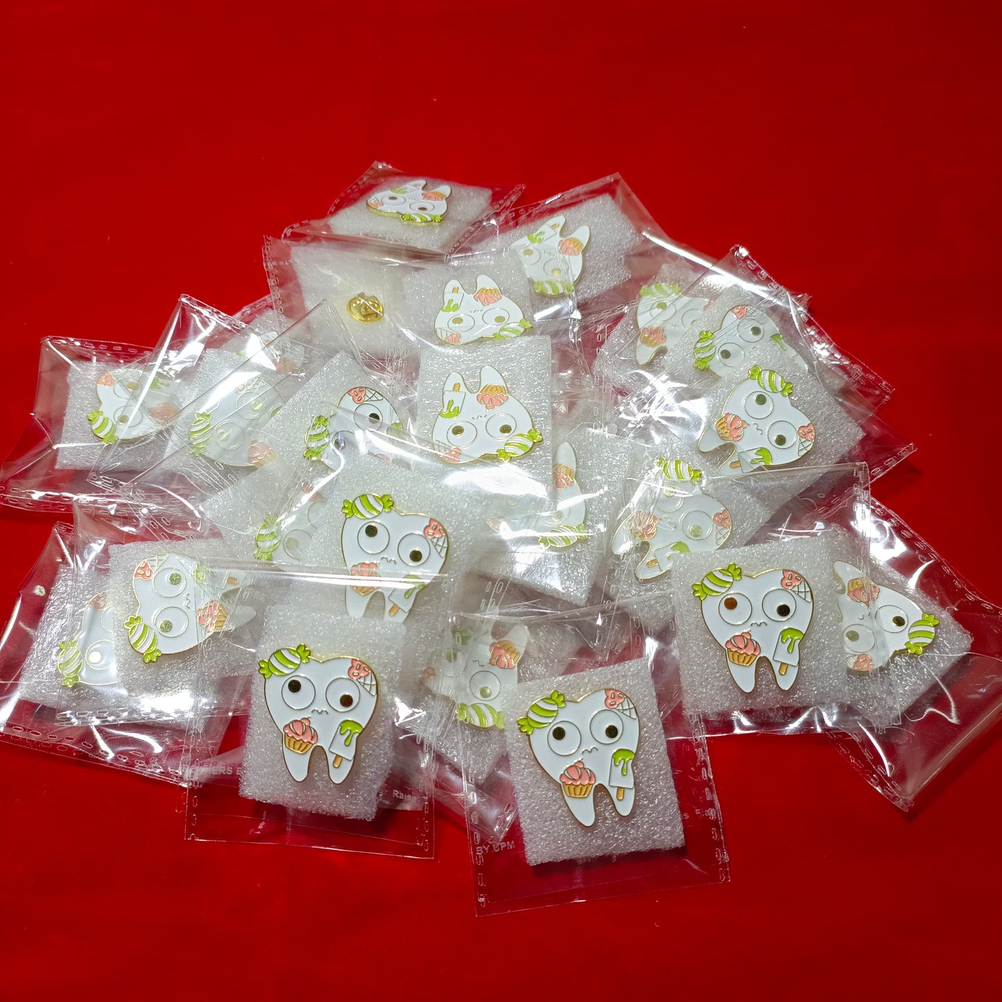 Lapel pins of Tutti Frutti tooth cartoon