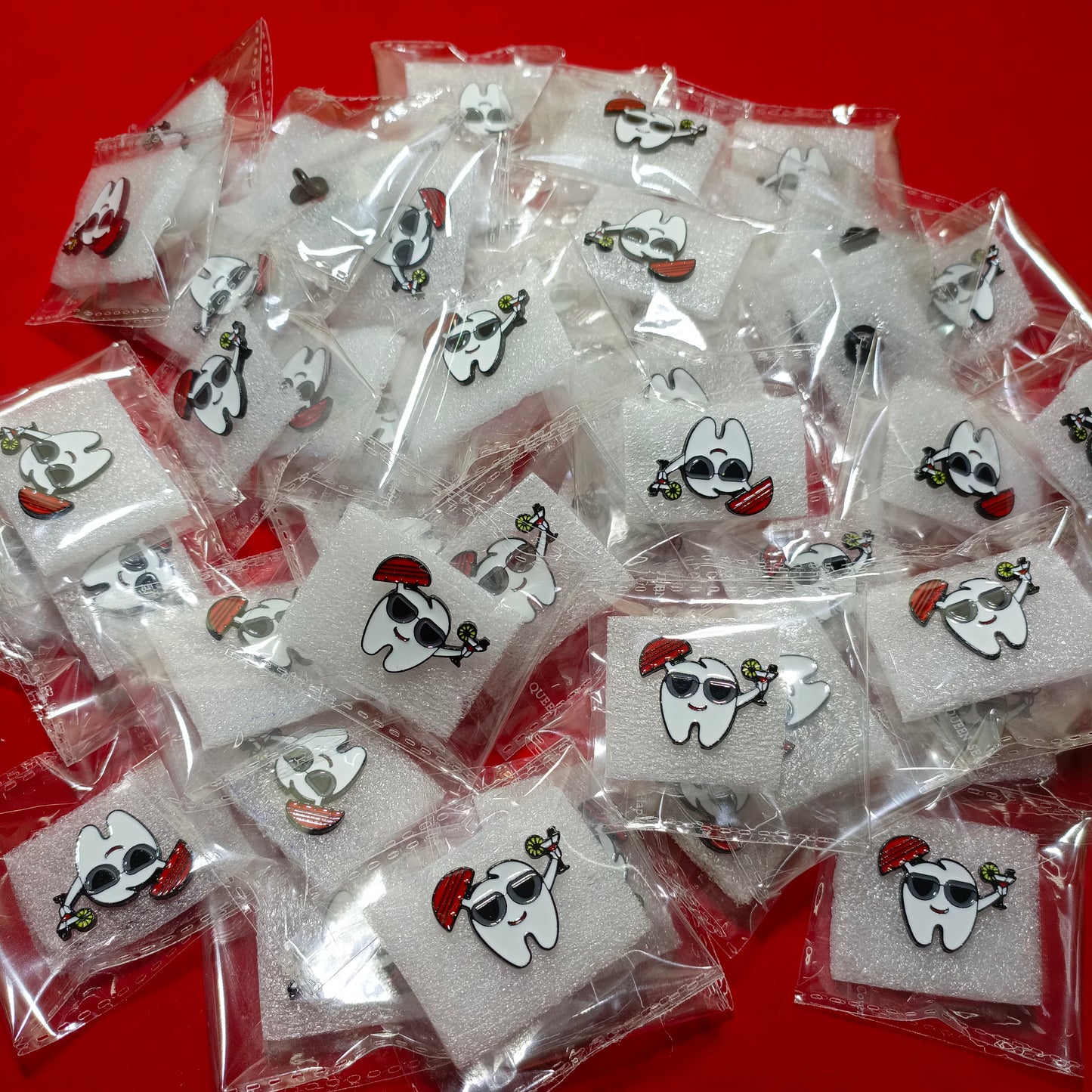 Lapel pins of enjoying tooth cartoon