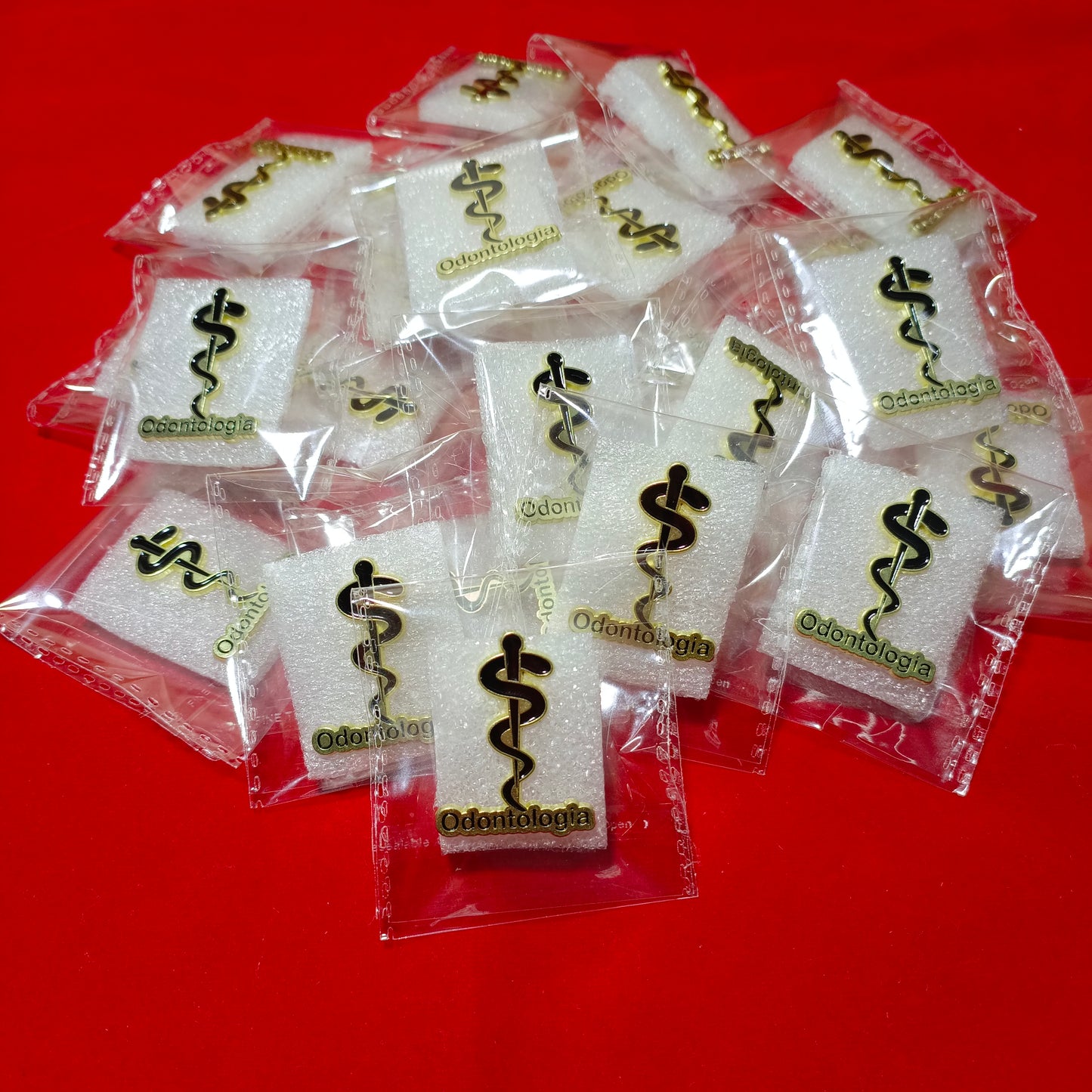 Lapel pins of Odontologia