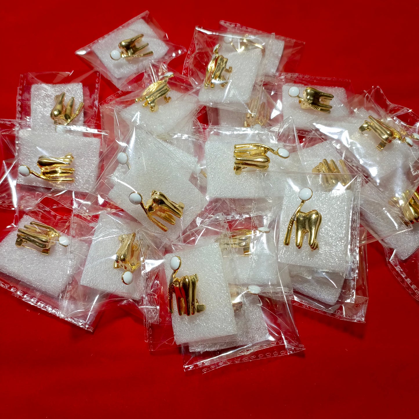 Lapel pins of 3D Tooth with brush