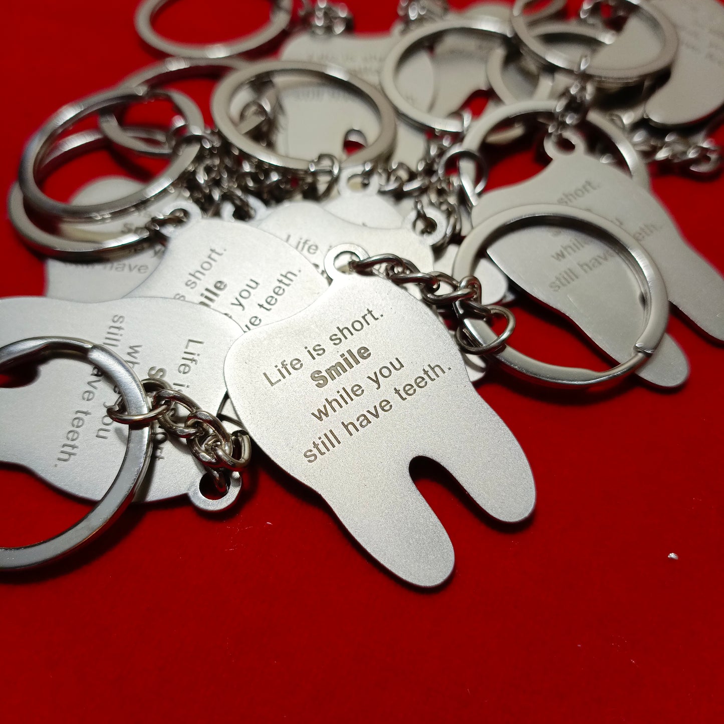 Keychain of tooth quotation " Smile "
